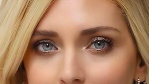 Chiara Ferragni biografia: dall’ascesa nel mondo della moda e dei social alla sua caduta tra scandali e crisi personali. La storia dell’influencer più famosa d’Italia.