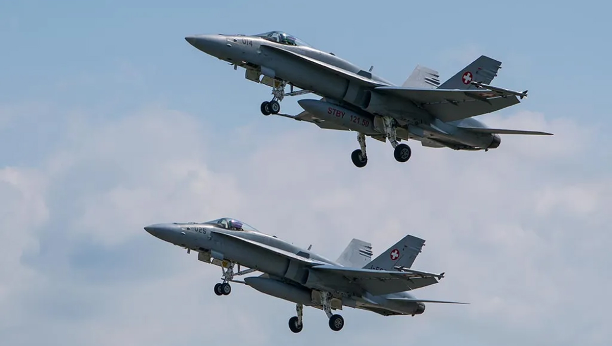F-35 italiani protagonisti a Istrana: addestramento congiunto e tensioni politiche tra Italia e Svizzera sul futuro della difesa.