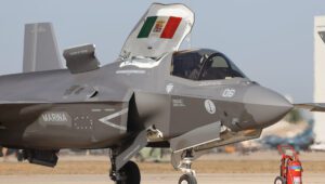 F-35 italiani protagonisti a Istrana: addestramento congiunto e tensioni politiche tra Italia e Svizzera sul futuro della difesa.