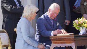 Carlo e Camilla con i nuovi ritratti sono classici anche se non molto somiglianti. Scelta diversa rispetto a quella di Elisabetta II.