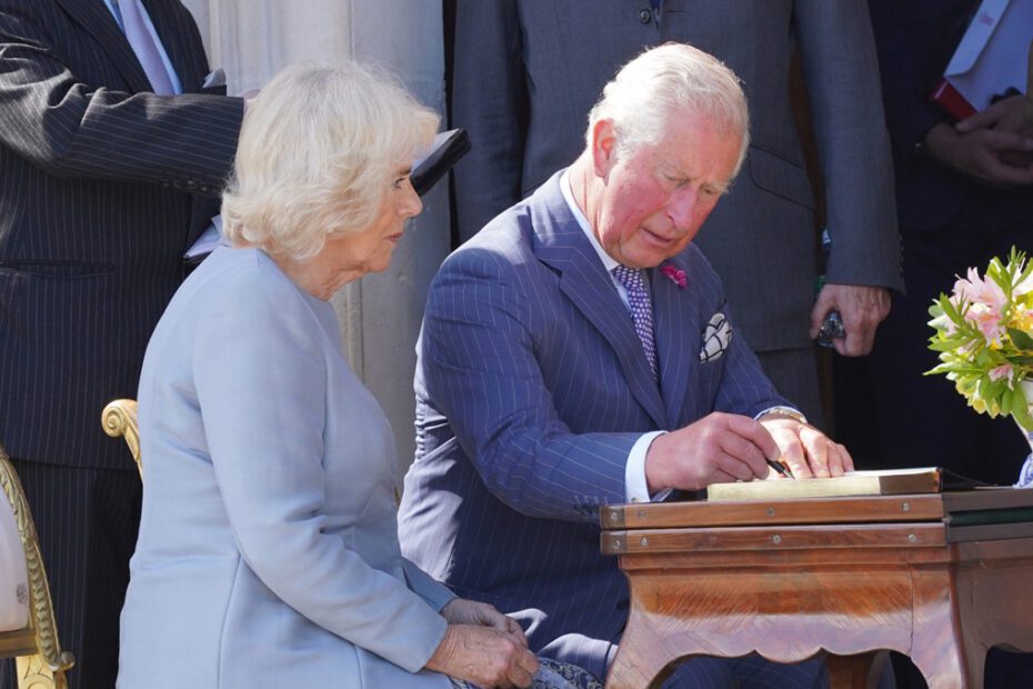 Carlo e Camilla con i nuovi ritratti sono classici anche se non molto somiglianti. Scelta diversa rispetto a quella di Elisabetta II.