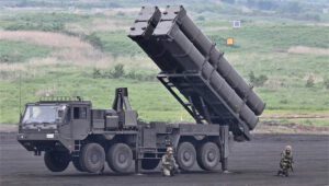 Giappone, la GSDF svela il nuovo lanciatore per missile Tipo 12: deterrenza potenziata da nord a sud Type 12 missile: Japan unveils a 1,000 km-range stealth launcher to strengthen its counterstrike and deterrence strategy.