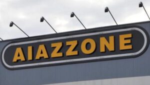 Fallimento Aiazzone: come un impero di mobili, pubblicità e fiducia si sgretolò, lasciando dietro di sé ferite economiche e umane profonde