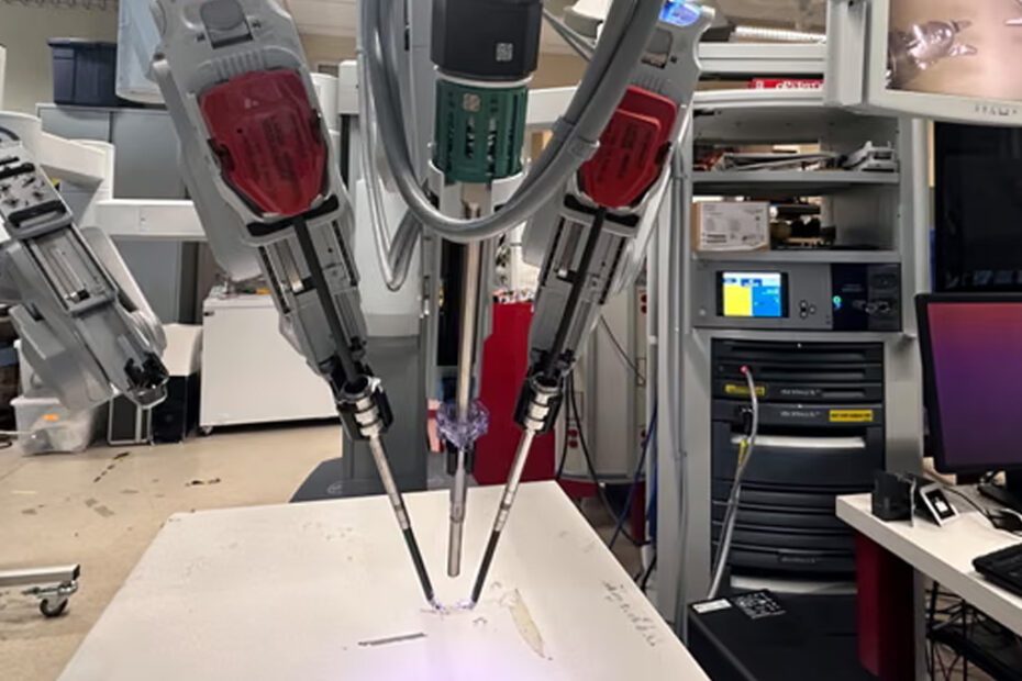 Chirurgia robotica AI: un robot DaVinci guidato da intelligenza artificiale esegue autonomamente una colecistectomia con successo.