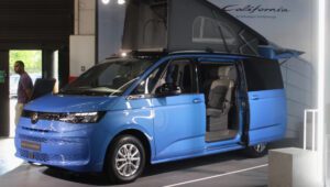 Volkswagen California eHybrid 4Motion offre trazione integrale, 91 km elettrici e più comfort dei rivali Ford Nugget e Mercedes Marco Polo.