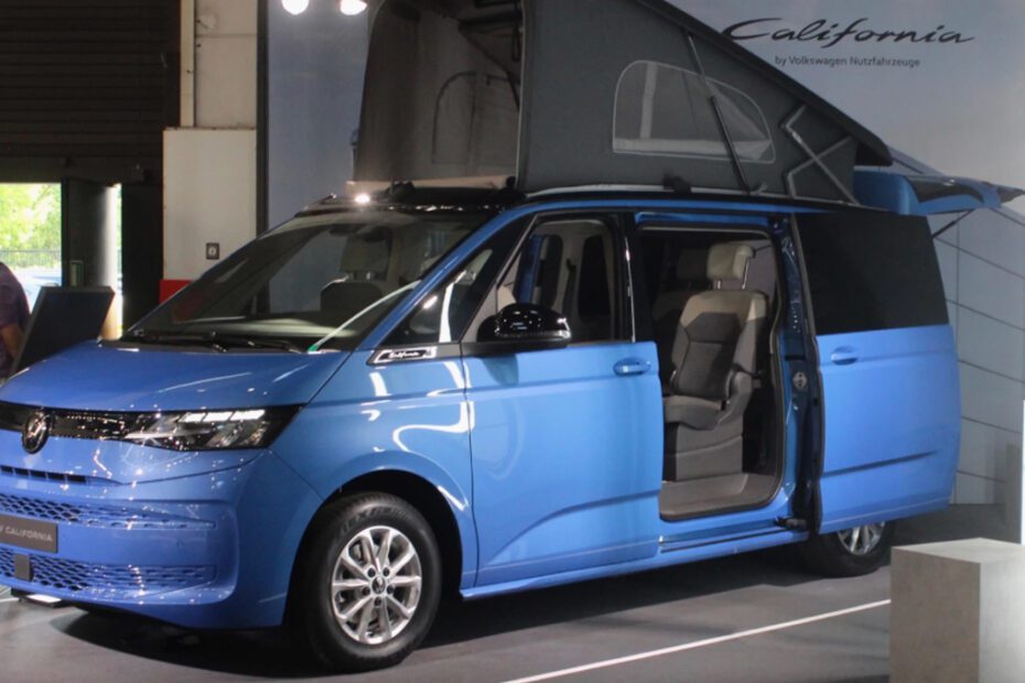 Volkswagen California eHybrid 4Motion offre trazione integrale, 91 km elettrici e più comfort dei rivali Ford Nugget e Mercedes Marco Polo.