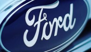 Ford veicoli elettrici: la casa americana punta su un nuovo processo produttivo, ma il contesto politico ed economico è in salita.