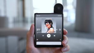 MindOne iKKO è lo smartphone tascabile con fotocamera rotante e internet gratis Un progetto Kickstarter che divide e incuriosisce.