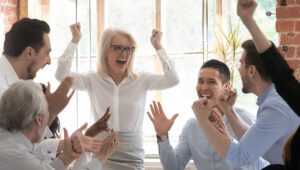 Perennials italiani: la generazione senza età che cambia il mercato e la cultura Perennials italiani, la generazione senza età che vive con curiosità, stile e ottimismo, cambiando il mercato e la cultura.